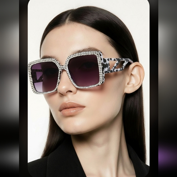 Oversized Square Women's Luxury Rhinestone Sunglasses - Picture 1 of 2